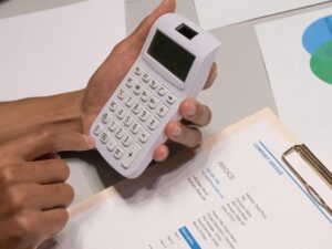עלות הנהלת חשבונות: המספרים שאתם חייבים להכיר לפני שאתם בוחרים איש מקצוע